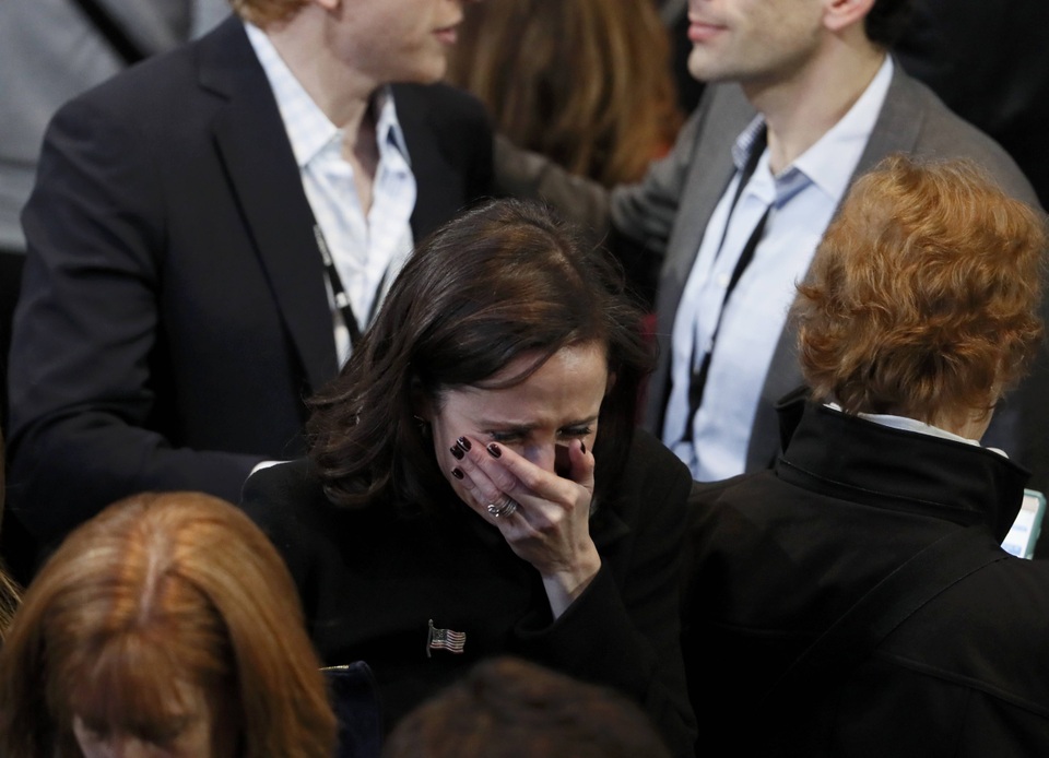 Cử tri ủng hộ đã bật khóc khi biết bà Clinton không thể giành chiến thắng trước đối thủ Donald Trump (Ảnh: Reuters)