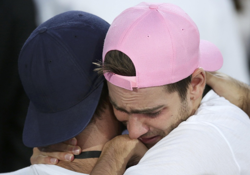 Ở Las Vegas, Neveda - một trong những bang quan trọng trong cuộc đua vào Nhà Trắng, nhiều người ủng hộ đảng Dân chủ đã cùng cầu nguyện cho bà Clinton giành chiến thắng.(Ảnh: Reuters)