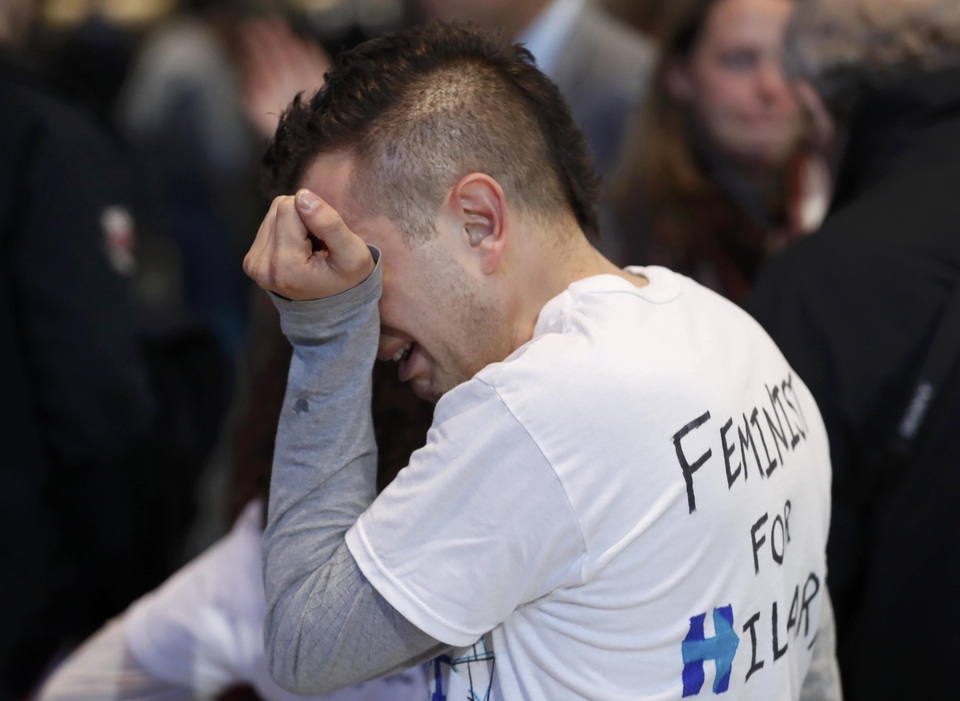 Người ủng hộ mặc chiếc áo in khẩu hiệu ủng hộ Hillary Clinton không cầm được nước mắt khi nghe tin bà thất bại trong cuộc đua vào Nhà Trắng năm nay (Ảnh: Reuters)