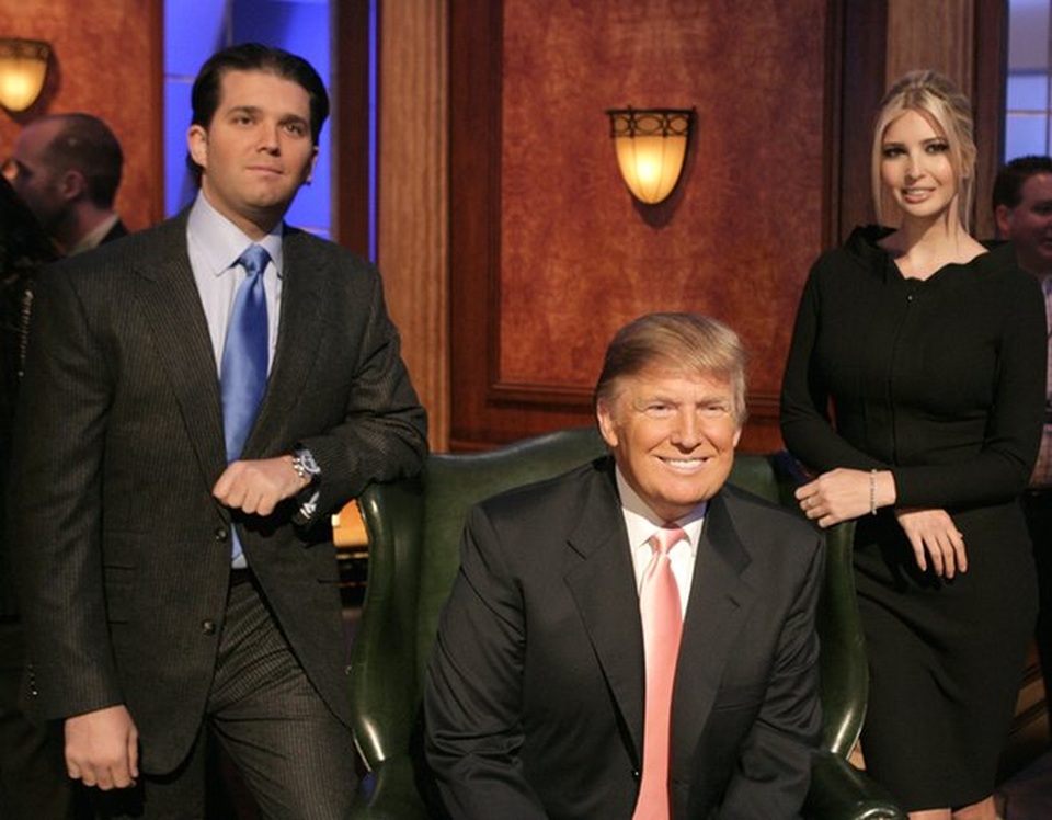 Đường tới Nhà Trắng của tỷ phú Donald Trump - 15 Năm 2004, ông Trump lần đầu ra mắt công chúng với vai trò người dẫn quyền lực trong chương trình truyền hình thực tế “Người tập sự” ăn khách. Trong ảnh: Ông Trump chụp cùng con trai Donald Jr và con gái Ivanka trong chương trình “Người tập sự” năm 2007 (Ảnh: FilmMagic)