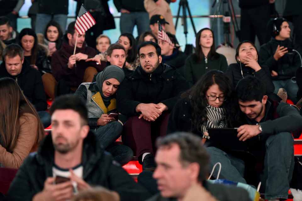 Những cử tri đảng Dân chủ gục vào vai nhau, chờ đợi những điều tốt đẹp sẽ đến với ứng viên tổng thống Hillary Clinton. (Ảnh: Reuters)