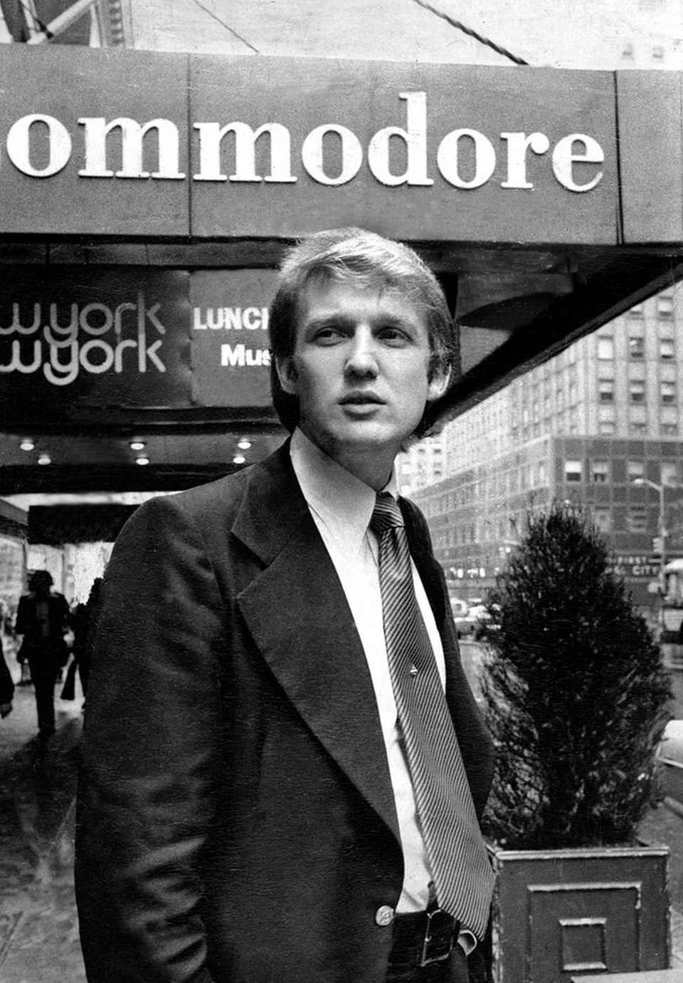 Đường tới Nhà Trắng của tỷ phú Donald Trump - 5 Ngay khi vừa bắt tay vào công việc kinh doanh nhà đất, ông Trump đã để mắt tới khu vực Manhattan, thay vì chỉ quanh quẩn ở quê nhà Queens. Năm 1976, ông Trump tuyên bố dự định xây một khách sạn trị giá 100 triệu USD. Tập đoàn Trump sau đó đã mua lại khách sạn Commodore ở gần nhà ga trung tâm Manhattan và nâng cấp thành khách sạn Grand Hyatt New York. Trong ảnh: Ông Trump đứng trước khách sạn Commodore (Ảnh: Getty)