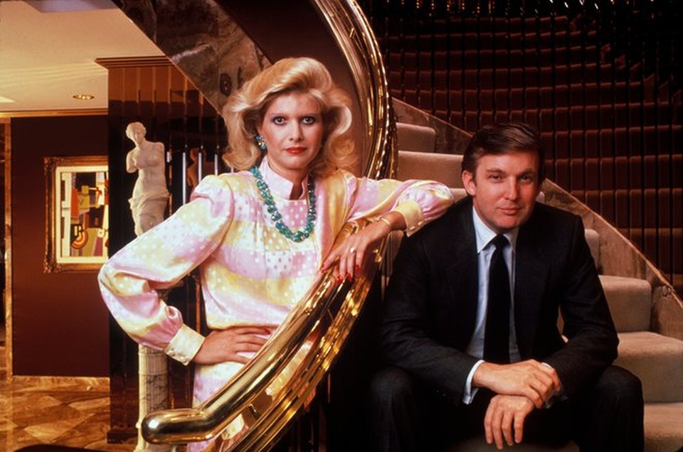 Đường tới Nhà Trắng của tỷ phú Donald Trump - 6 Ông Trump kết hôn cùng người vợ đầu tiên, bà Ivana vào năm 1977. Cặp đôi có với nhau 3 người con là Donald Jr, Ivanka và Eric trước khi ly hôn vào năm 1990. (Ảnh: Getty)