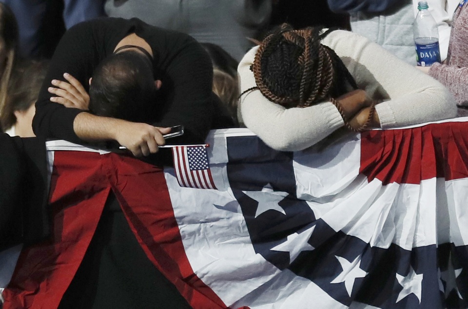 Không khí ảm đạm bao trùm khu vực tập trung những người ủng hộ cựu Ngoại trưởng Hillary Clinton ở New York (Ảnh: Reuters)