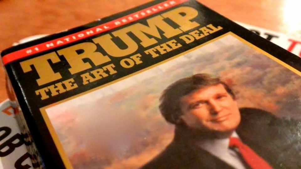 Đường tới Nhà Trắng của tỷ phú Donald Trump - 8 Năm 1987, Donald Trump xuất bản cuốn hồi ký mang tên “Nghệ thuật đàm phán”, góp phần xây dựng hình ảnh doanh nhân thành đạt và bản lĩnh. Đây cũng là một trong những cuốn sách bán chạy nhất lúc bấy giờ. Ngoài ra ông cũng xuất bản một số cuốn sách khác, chủ yếu về lĩnh vực kinh tế (Ảnh: SBS)