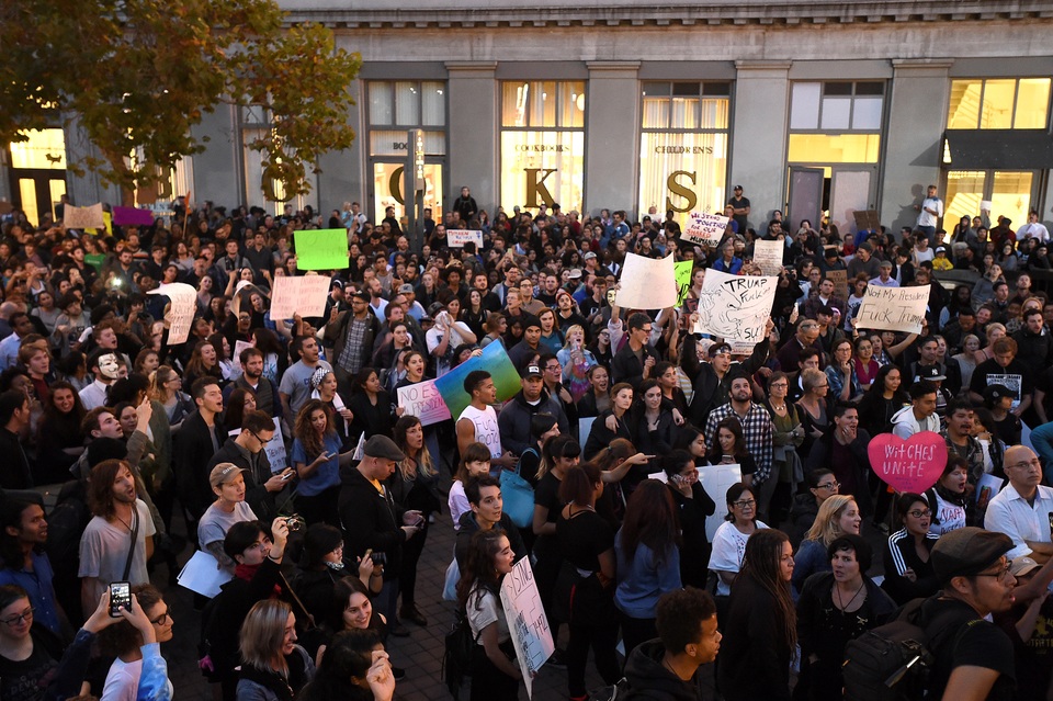 
Người biểu tình ở Oakland, bang California phản đối ông Trump đắc cử.
