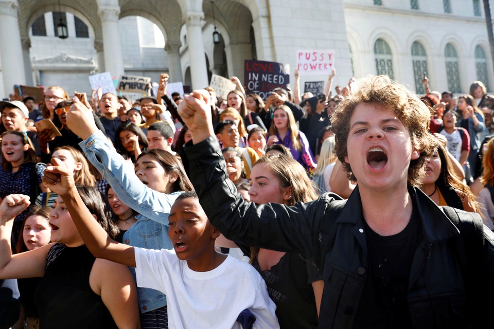 Người biểu tình tập trung bên ngoài tòa thị chính ở Los Angeles, bang California để phản đối tổng thống mới đắc cử của Mỹ.