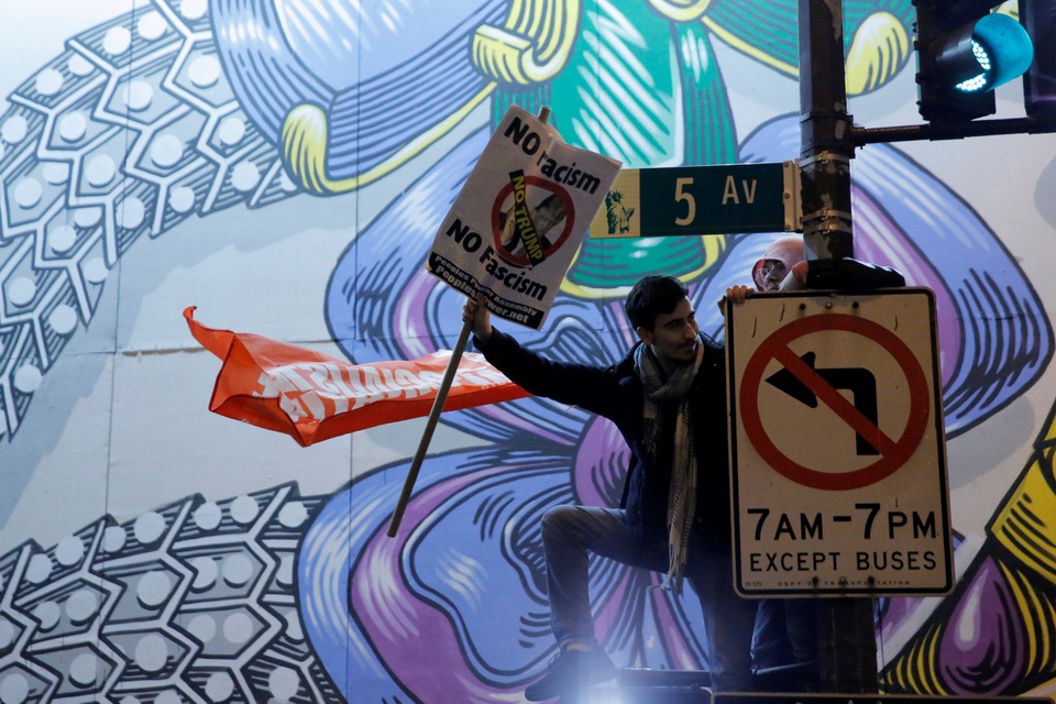 
Hàng nghìn người đã xuống đường biểu tình từ sáng cho tới đêm qua để phản đối ông Trump với những khẩu hiệu bất mãn giống nhau.
