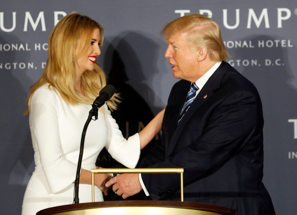 Là con gái của ông Trump với người vợ đầu tiên, Ivanka Trump là cái tên được truyền thông săn đón nhiều nhất trong số 5 người con của ông Trump. Không chỉ sở hữu nhan sắc trời phú, Ivanka, 34 tuổi, cũng cũng được biết đến là một phụ nữ thông minh và tài năng. Ái nữ nhà Trump từng là người mẫu trước khi trở thành một doanh nhân với nhãn hiệu thời trang riêng. Hiện cô đang là phó giám đốc điều hành Tập đoàn Trump. Ivanka cũng thường xuyên xuất hiện trên sân khấu vận động tranh cử của ông Trump. (Ảnh: Reuters)