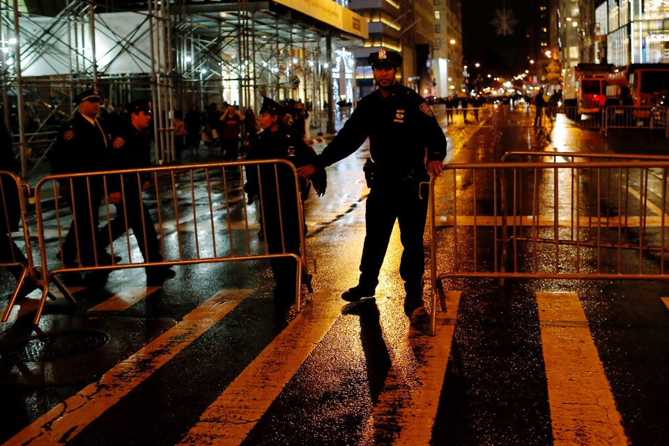 Cảnh sát được huy động tới các khu vực trọng điểm để yêu cầu đoàn biểu tình giữ trật tự, tránh hành động quá khích.