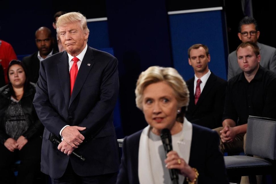 Liệu Tổng thống đắc cử Donald Trump có truy tố bà Clinton? - 2 Ông Donald Trump và bà Hillary Clinton trong cuộc tranh luận trực tiếp lần 2 hồi tháng 10 (Ảnh: Getty)