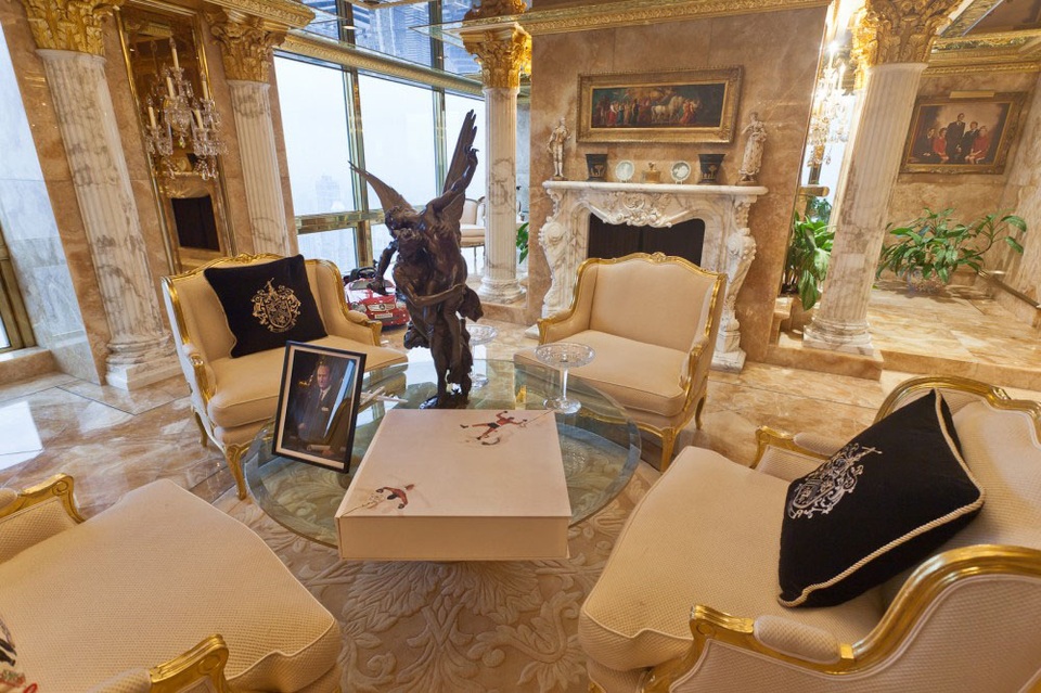 Cận cảnh “cung điện trên không” của Tổng thống đắc cử Donald Trump - 13 Những bức tượng bằng đồng được bài trí ở trung tâm nhà, thể hiện gu thẩm mỹ của chủ nhân (Ảnh: DM)