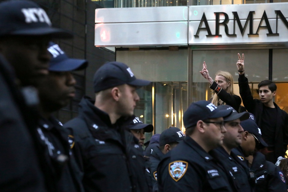 Cảnh sát được huy động tới các tuyến phố ở Manhattan, New York để đảm bảo trật tự tại khu vực xảy ra biểu tình.