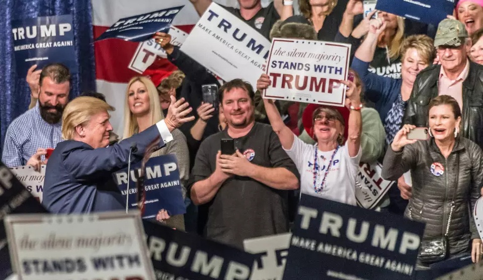 Người Mỹ tiết lộ lý do bỏ phiếu cho tỷ phú Trump - 2 Các cử tri ủng hộ ông Trump trong một cuộc vận động tranh cử của ứng viên tổng thống đảng Cộng hòa (Ảnh: Nation)