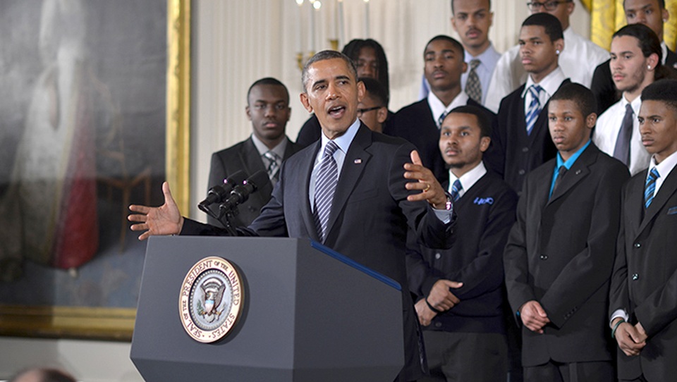 Vợ chồng Tổng thống Obama sẽ làm gì sau khi rời Nhà Trắng? - 2 Tổng thống Obama phát biểu với các thanh thiếu niên về sáng kiến My Brother’s Keeper (Ảnh: LA Times)