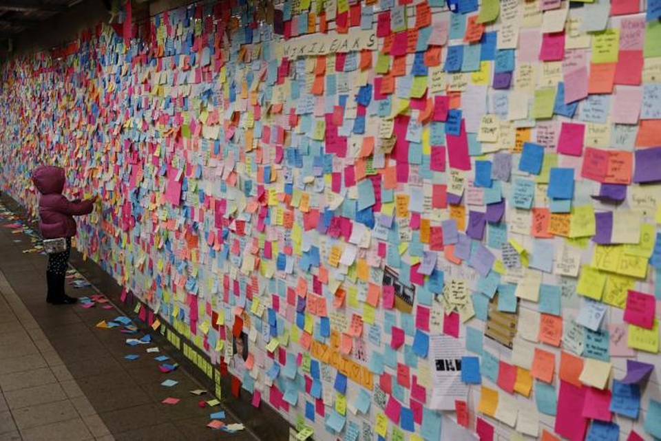 Người Mỹ trút tâm sự hậu bầu cử lên “tường giấy” - 1 Trong những ngày gần đây, hàng nghìn mảnh giấy nhỏ đủ màu sắc đã được dán lên bức tường ở ga tàu điện ngầm phố 14 tại quảng trường Union ở Manhattan, New York, thu hút sự chú ý của nhiều người qua lại. (Ảnh: Dailymail)