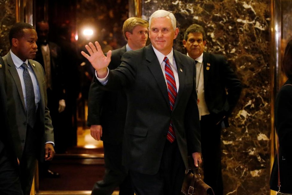 Tháp Trump (Trump Tower) tọa lạc ở Đại lộ số 5 Midtown Manhattan, thành phố New York. Đây là nơi sinh sống, làm việc của gia đình tỷ phú Donald Trump, đồng thời là đại bản doanh cho chiến dịch tranh cử tổng thống của ứng viên đảng Cộng hòa. Trong ảnh: Phó Tổng thống đắc cử Mike Pence vẫy tay chào phóng viên khi rời khỏi Tháp Trump. Ông Pence cũng là gương mặt chủ chốt trong đội ngũ chuyển giao quyền lực Nhà Trắng của Tổng thống đắc cử Donald Trump.