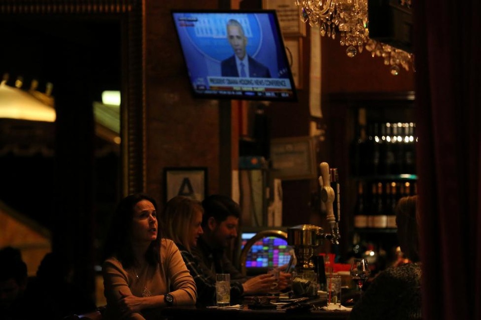 Một người dân theo dõi bài phát biểu của Tổng thống đương nhiệm Barack Obama qua màn hình vô tuyến bên trong Tháp Trump hôm 14/11.