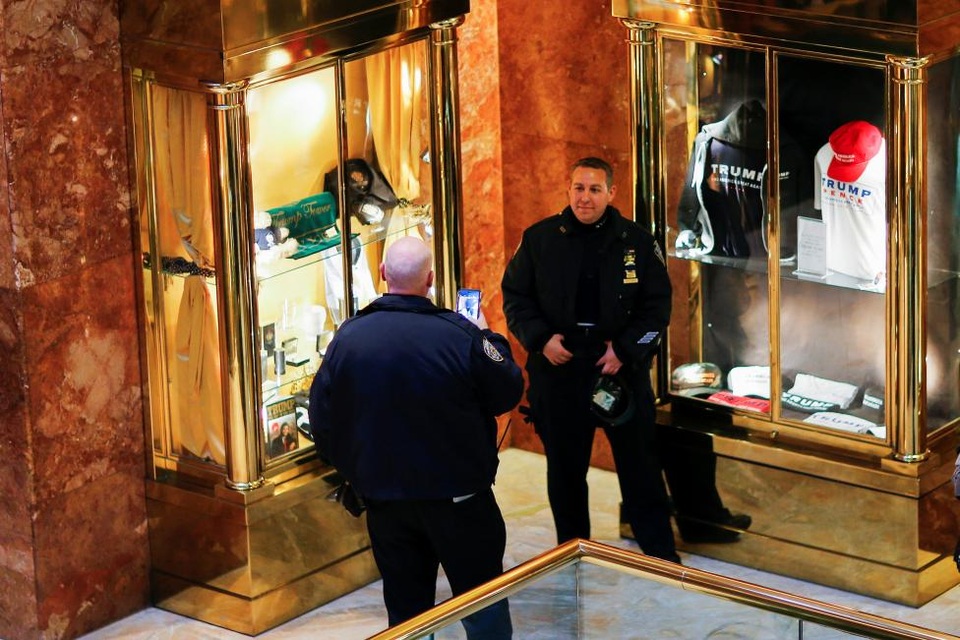 Hai nhân viên an ninh chụp ảnh bên trong Tháp Trump. Sau khi ông Trump đắc cử tổng thống Mỹ, vấn đề an ninh của tòa nhà được đặt lên hàng đầu vì gia đình và các cộng sự của ông vẫn sống và làm việc tại đây.