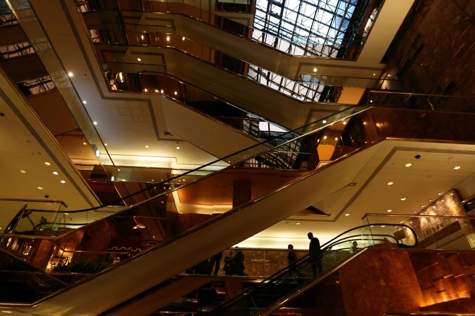 Tổng thống đắc cử Donald Trump được cho là sẽ chỉ dành khoảng thời gian nhất định ở Nhà Trắng sau khi nhậm chức, thời gian còn lại ông sẽ vẫn sinh sống ở dinh cơ của ông tại Tháp Trump. Ngay cả trong chiến dịch tranh cử của mình, ông Trump sẵn sàng mất hàng giờ để bay từ nơi tổ chức sự kiện để về Tháp Trump sau mỗi buổi vận động.