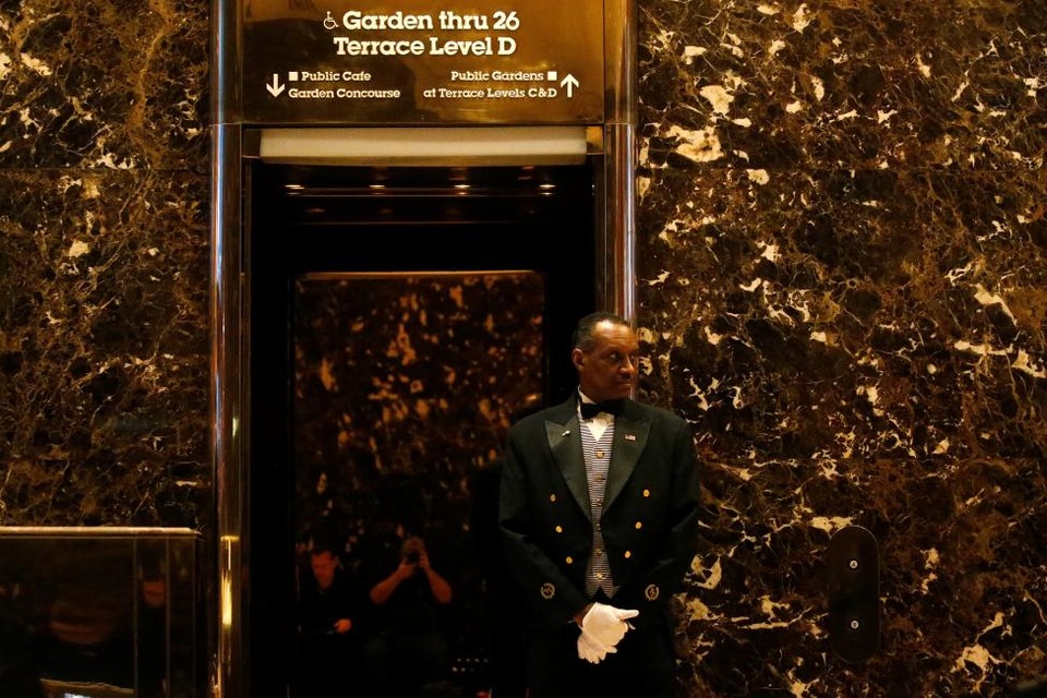 Kể từ khi chiến dịch tranh cử của ông Trump chính thức được khởi động từ năm 2015, lượng khách đến thăm quan Tháp Trump tăng đáng kể. Dự kiến trong thời gian tới, con số này sẽ còn tiếp tục tăng lên khi những người ủng hộ Tổng thống đắc cử Trump muốn tới mục sở thị công trình đồ sộ này.