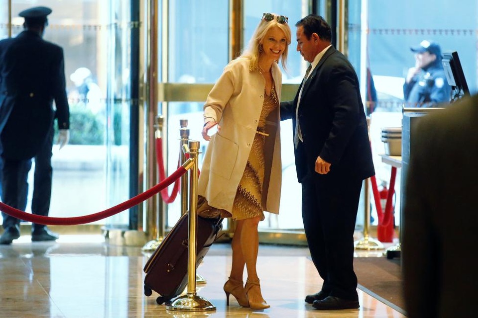 Quản lý chiến dịch tranh cử của ông Trump, Kellyanne Conway, kéo vali tới khu vực văn phòng bên trong Tháp Trump.