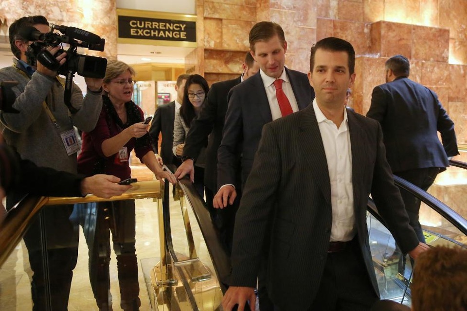 Hai con trai của tỷ phú Trump, Donald Trump Jr (hàng đầu) và Eric Trump, bước xuống thang máy trong tòa tháp được đặt theo tên của cha họ. Cả hai người con của ông Trump đều đang nắm giữ những chức vụ quan trọng trong Tập đoàn Trump và tham gia tích cực vào chiến dịch tranh cử của cha. Sự xuất hiện của họ luôn thu hút sự chú ý của các phóng viên.