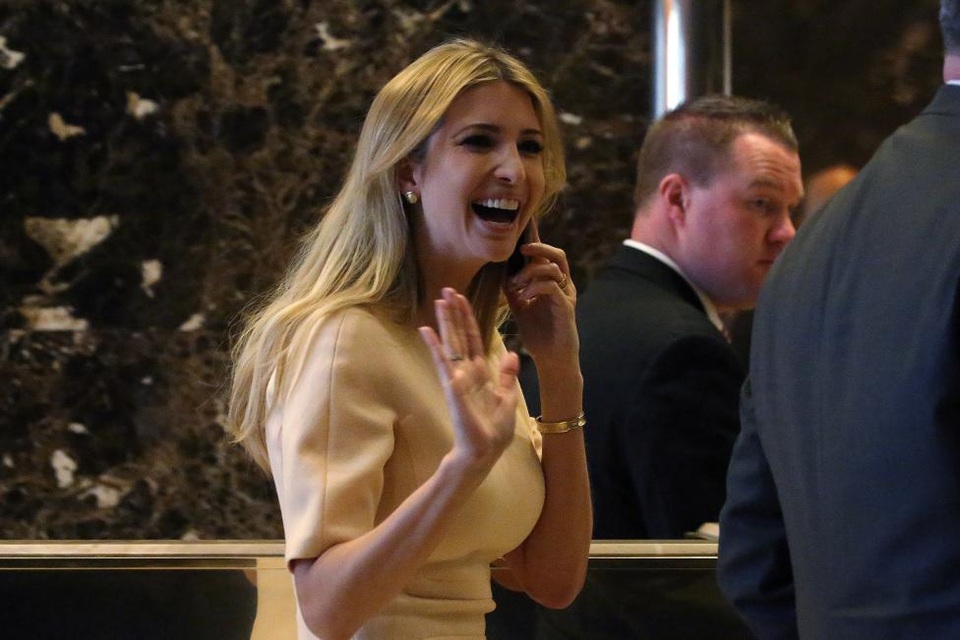 Con gái lớn của ông Trump, Ivanka Trump, rạng rỡ xuất hiện tại Tháp Trump. Ivanka, ái nữ tài sắc vẹn toàn của tân tổng thống đắc cử, là gương mặt không còn xa lạ với công chúng Mỹ khi cô thường xuyên xuất hiện bên cạnh cha mình trong chiến dịch vận động tranh cử.