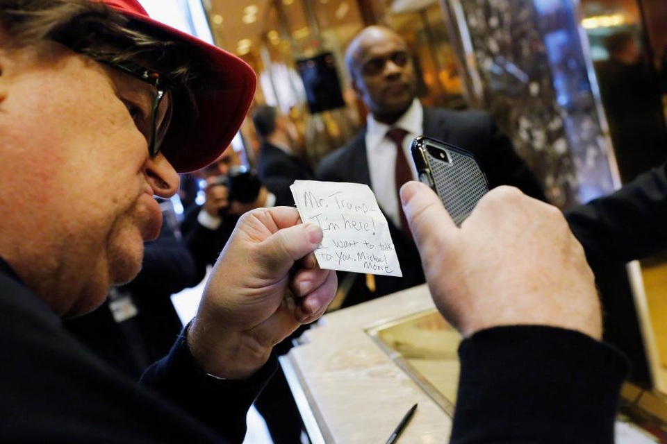Nhà làm phim Michael Moore để lại lời nhắn trên giấy cho ông Trump khi tới Tháp Trump với nội dung: “Ngài Trump. Tôi đang ở đây! Tôi muốn nói chuyện với ngài”.