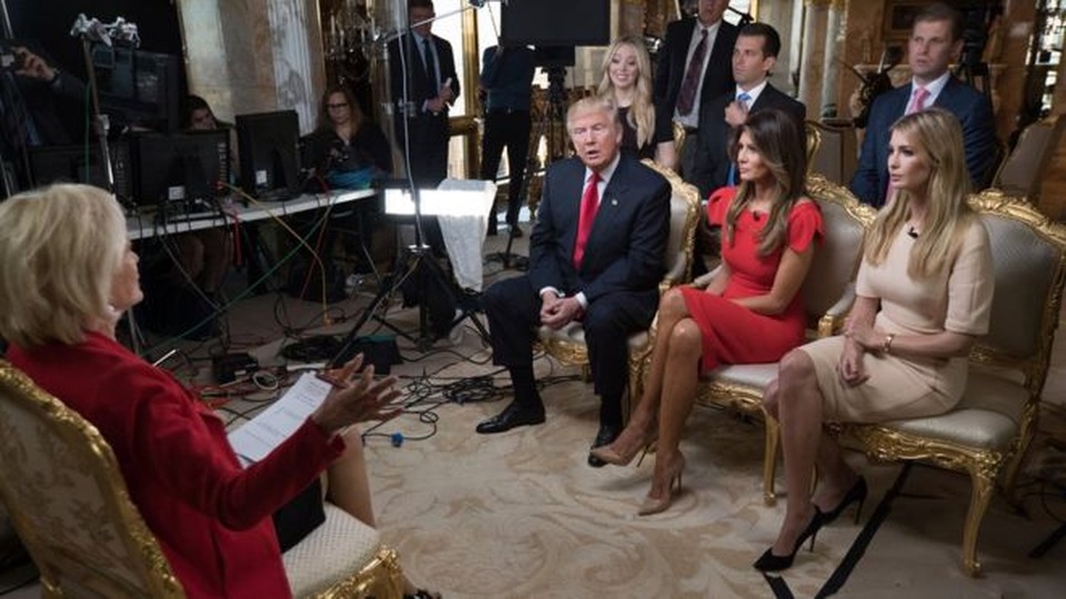 Ái nữ nhà Trump “hứng bão” dư luận vì quảng cáo ngầm trên truyền hình - 2 Gia đình ông Donald Trump tham gia chương trình 60 Phút hôm 13/11 (Ảnh: BBC)