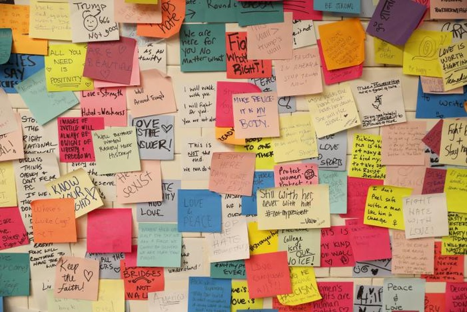 Người Mỹ trút tâm sự hậu bầu cử lên “tường giấy” - 10 Một người dân viết: Luôn ở bên cô ấy (Hillary Clinton). Không bao giờ ủng hộ ông ấy (Donald Trump). (Trump) không phải tổng thống của tôi (Ảnh: Dailymail)