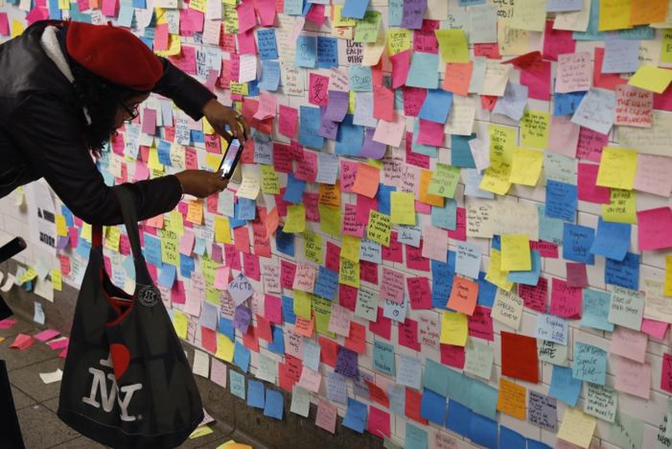 Người Mỹ trút tâm sự hậu bầu cử lên “tường giấy” - 11 Một phụ nữ chụp lại lời nhắn của mình (Ảnh: Reuters)