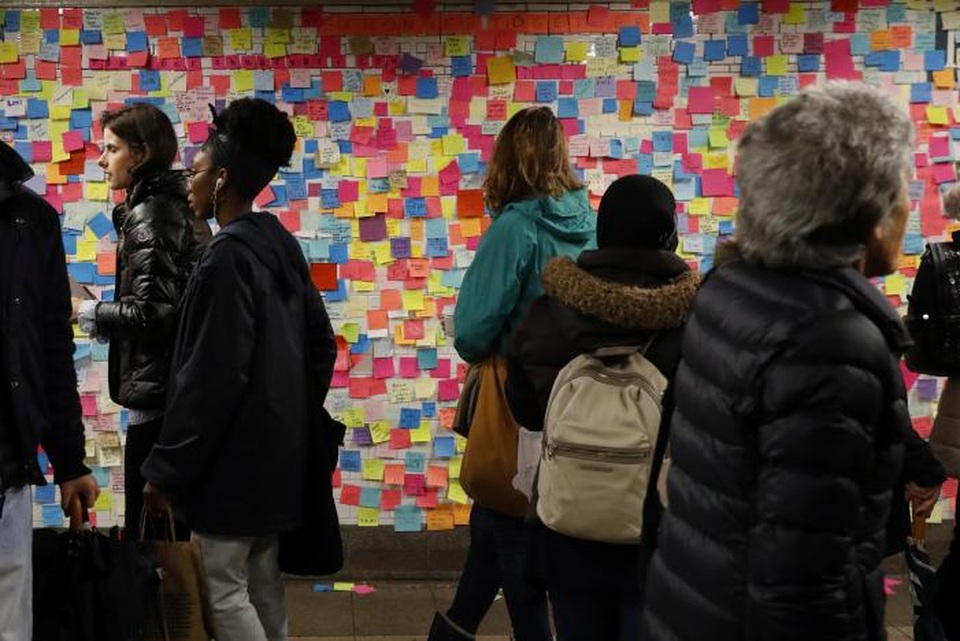 Người Mỹ trút tâm sự hậu bầu cử lên “tường giấy” - 5 Bất kỳ ai cũng thể viết và dán chúng lên tường. Ước tính có hơn 10.000 người đã tham gia vào hoạt động này. (Ảnh: Reuters)