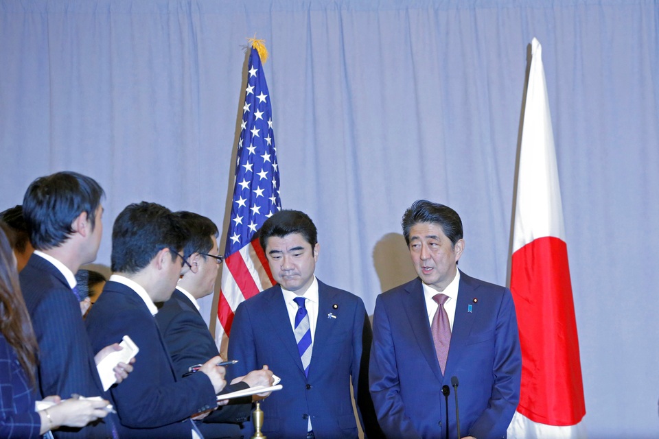 Thủ tướng Shinzo Abe (ngoài cùng bên phải) phát biểu trước các phóng viên sau cuộc gặp với Tổng thống đắc cử Donald Trump ở New York hôm 18/11 (Ảnh: Reuters)