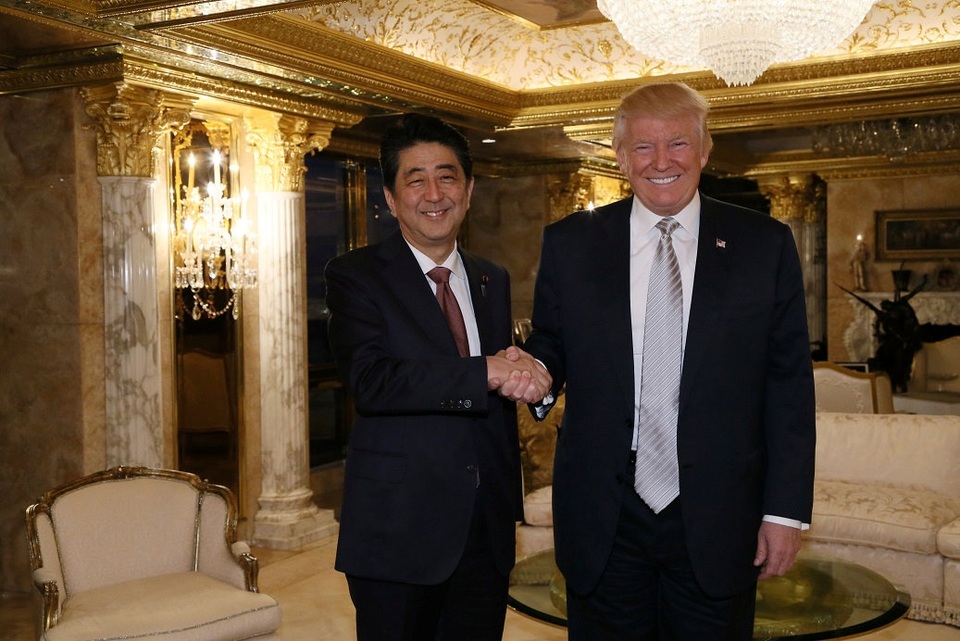 Ông Abe là lãnh đạo nước ngoài đầu tiên gặp gỡ với ông Trump từ sau khi tỷ phú New York giành chiến thắng trong cuộc bầu cử hôm 8/11 vừa qua. Trong ảnh: Cả hai rạng rỡ bắt tay nhau trong bức ảnh chụp chung. (Ảnh: Reuters)