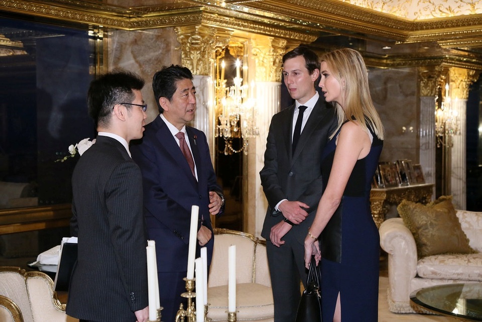 Ông Abe cũng trò chuyện cùng con gái và con rể của ông Trump. Cả Ivanka Trump và Jared Kushner đều là những doanh nhân thành đạt, nắm giữ những chức vụ quan trọng trong “đế chế” kinh doanh của cha và thường xuyên xuất hiện trong chiến dịch tranh cử của ông Trump. (Ảnh: Reuters)