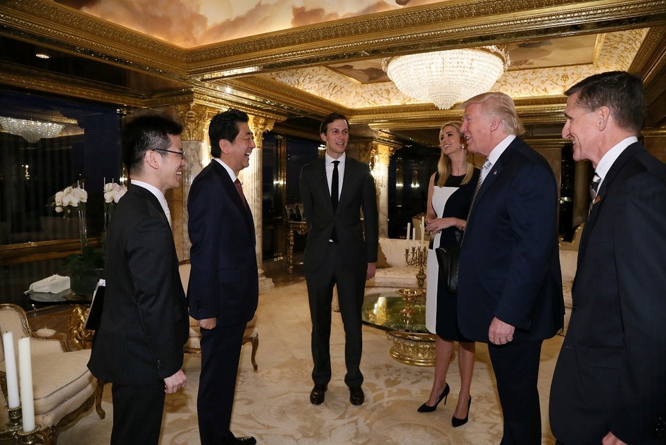 Trong cuộc gặp giữa Tổng thống đắc cử Trump và Thủ tướng Abe sáng nay còn có sự tham gia của Trung tướng về hưu Michael Flynn (ngoài cùng bên phải). Ông Trump được cho là đã đề xuất ông Flynn, cựu Giám đốc Cơ quan Tình báo Quốc phòng Mỹ, vào vị trí cố vấn an ninh quốc gia Nhà Trắng. (Ảnh: Reuters)