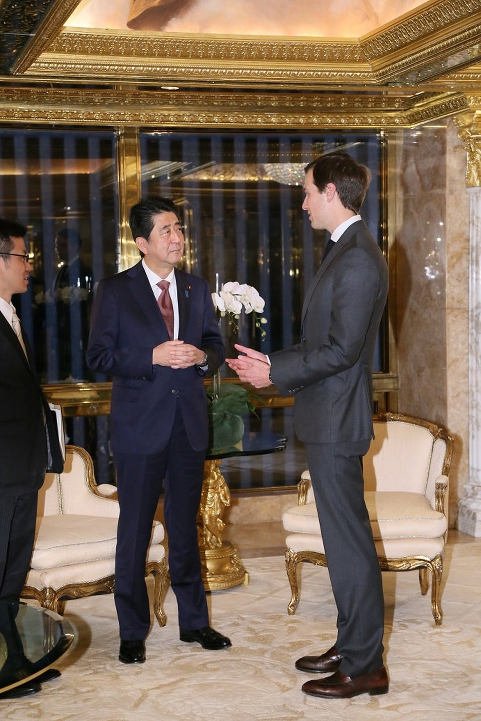 Thủ tướng Nhật Bản trao đổi riêng với Jared Kushner. Kushner là con trai của một nhà kinh doanh bất động sản có tiếng ở New York đồng thời là chủ sở hữu của tờ báo tuần Observer trong 10 năm qua tại Mỹ. (Ảnh: Reuters)