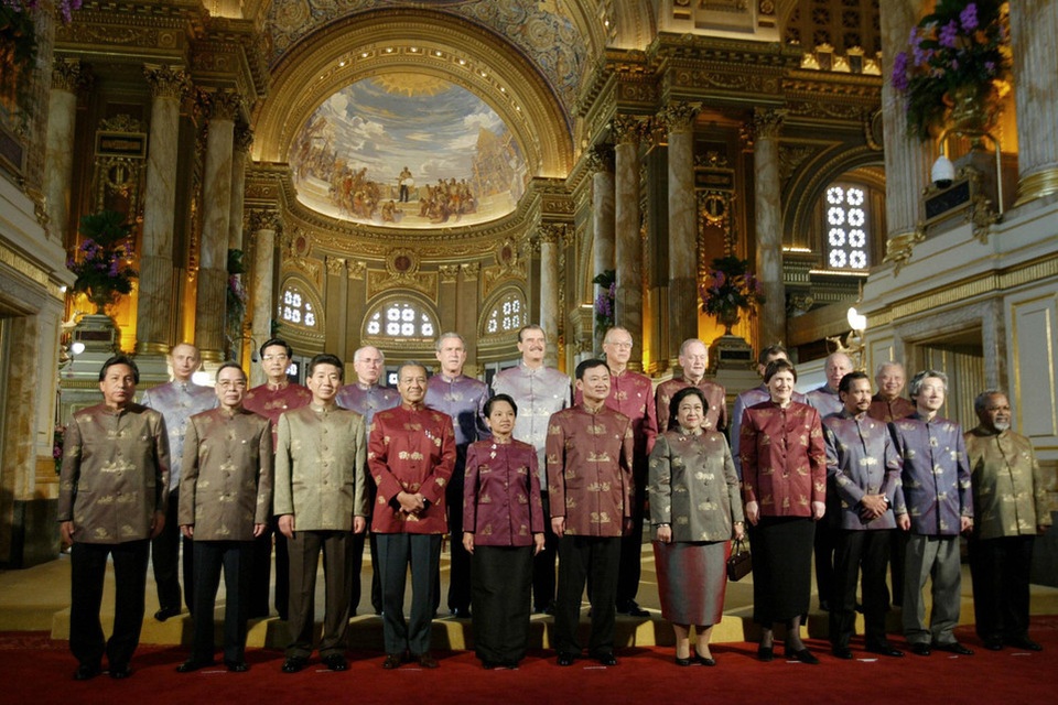Các nhà lãnh đạo APEC chụp ảnh tại cung điện Ananta Samakhom ở Bangkok khi Thái Lan đăng cai hội nghị này vào năm 2003 (Ảnh: AFP)