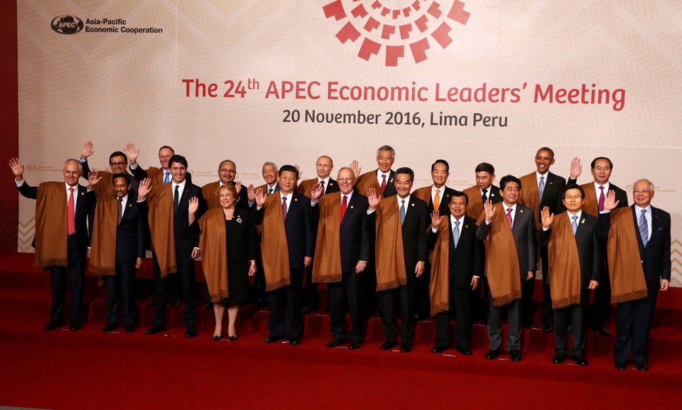 Tất cả các lãnh đạo dự hội nghị APEC 2016 tại thủ đô Lima, Peru khoác thêm khăn choàng màu nâu bên ngoài áo vest trong bức ảnh chụp kỷ niệm hôm 20/11. Đây là khăn được làm từ lông của lạc đà Alpaca, cũng là một sản phẩm may mặc truyền thống của nước chủ nhà Peru. (Ảnh: Reuters)