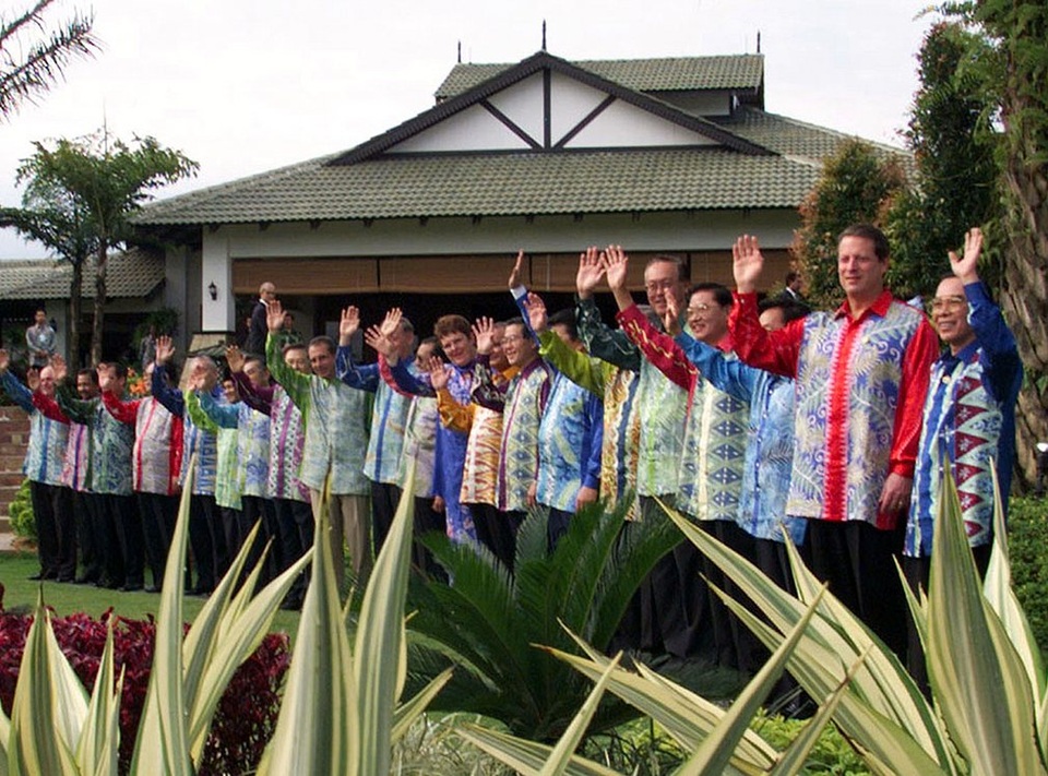 Những màu sắc ấn tượng trên chiếc áo sơ mi truyền thống của Malaysia tại hội nghị APEC được tổ chức ở Kuala Lumpur vào năm 1998 (Ảnh: Reuters)