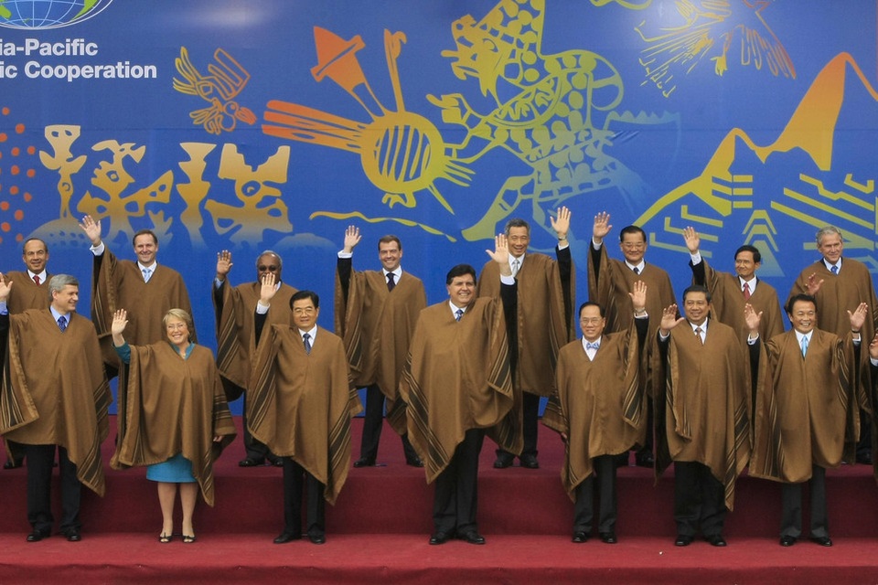 Trang phục mà lãnh đạo các nước mặc trong buổi chụp hình chung tại hội nghị APEC năm 2008 ở Peru là chiếc áo poncho truyền thống của nước chủ nhà (Ảnh: AFP)