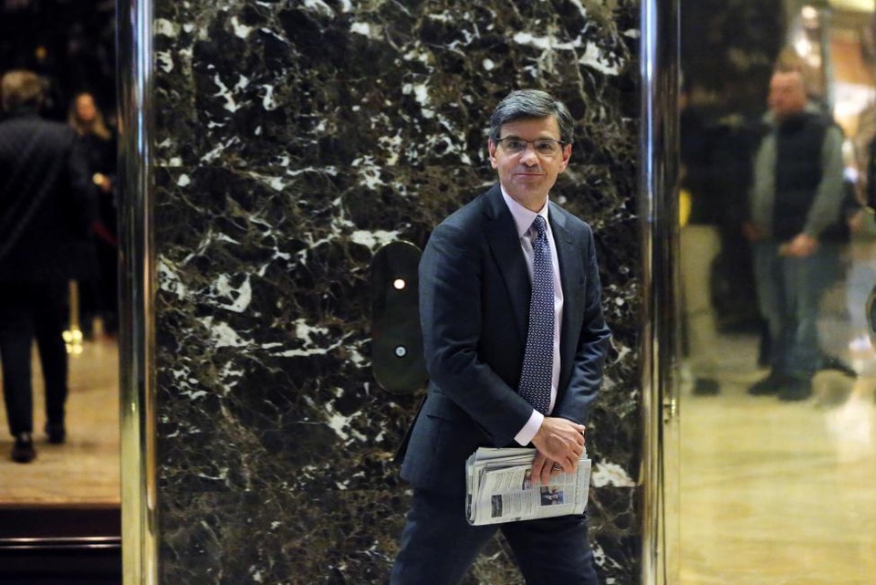 Những lần “chạm mặt” báo chí hiếm hoi của ông Trump sau khi đắc cử - 4 Những thông tin về cuộc họp có vẻ nặng nề này trái ngược hoàn toàn với những gì mà bà Kellyanne Conway, quản lý của ông Trump, thông báo sau đó. Bà Conway nói rằng, đây là một cuộc họp tuyệt vời, thân mật, hiệu quả chưa từng thấy. Trong ảnh: Người dẫn chương trình George Stephanopoulos đại diện cho kênh ABC tới gặp ông Trump trong cuộc họp với các hãng truyền thông lớn.