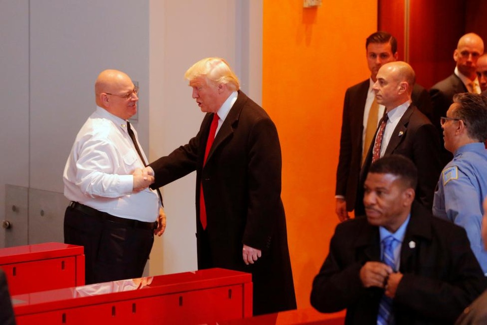 Những lần “chạm mặt” báo chí hiếm hoi của ông Trump sau khi đắc cử - 9 Ông Trump bắt tay một nhân viên an ninh khi ông chuẩn bị rời khỏi tòa soạn New York Times.