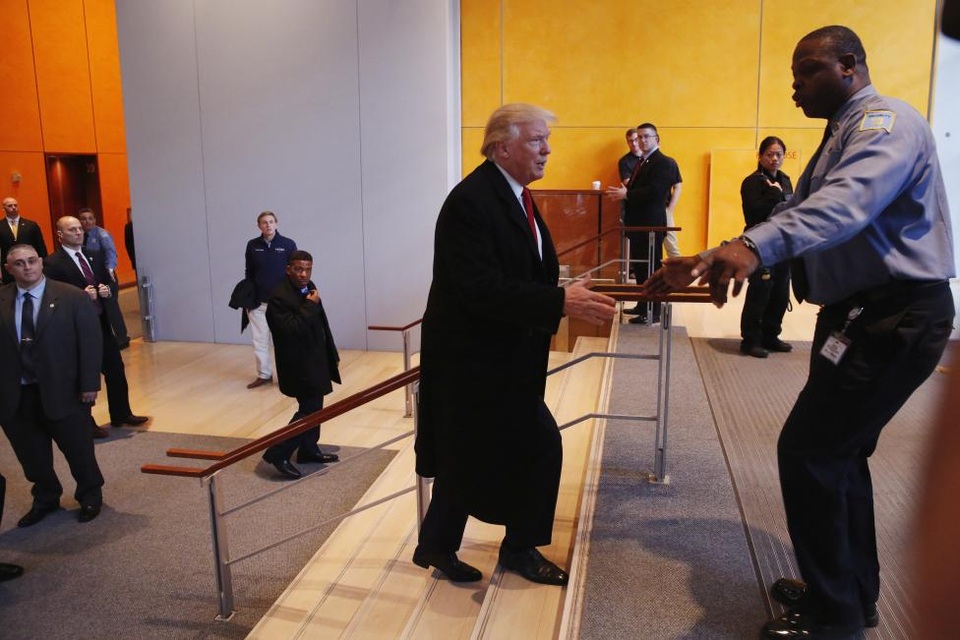 Những lần “chạm mặt” báo chí hiếm hoi của ông Trump sau khi đắc cử - 10 Một nhân viên an ninh ngăn ông Trump tại trụ sở của New York Times khi ông chuẩn bị rời khỏi tòa nhà này.
