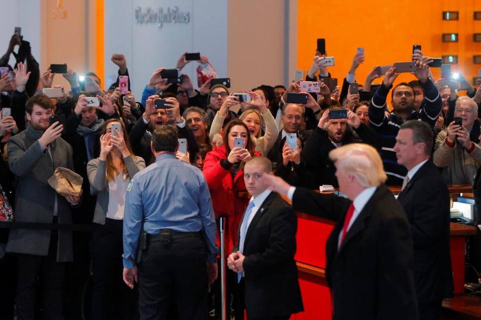 Những lần “chạm mặt” báo chí hiếm hoi của ông Trump sau khi đắc cử - 7 Theo phát ngôn viên của New York Times Eileen Murphy, phía ông Trump chỉ đề nghị gặp riêng, không ghi hình hay thu âm cuộc gặp. Trong ảnh: Ông Trump vẫy tay chào đám đông tập trung tại sảnh của trụ sở New York Times sau khi ông kết thúc cuộc họp với đội ngũ điều hành, các phóng viên và biên tập viên của báo.