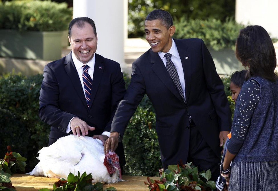 Những mùa lễ Tạ ơn của Tổng thống Obama trong Nhà Trắng - 8 Ông Obama xoa đầu con gà tây được vinh hạnh ân xá bởi tổng thống Mỹ nhân dịp lễ Tạ ơn năm 2010. Đứng kế bên ông là hai con gái và Chủ tịch Hiệp hội gà tây quốc gia Yubert Envia (Ảnh: Reuters)