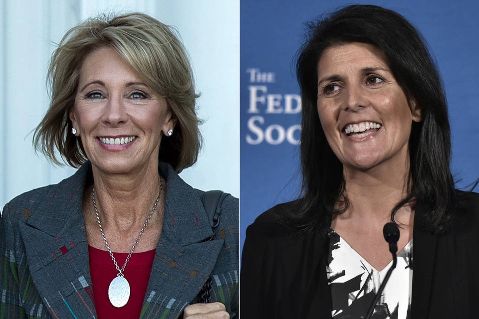 Những phụ nữ đầu tiên trong nội các của ông Trump - 1 Bà Betsy DeVos (trái) và bà Nikki Haley (Ảnh: WSJ)