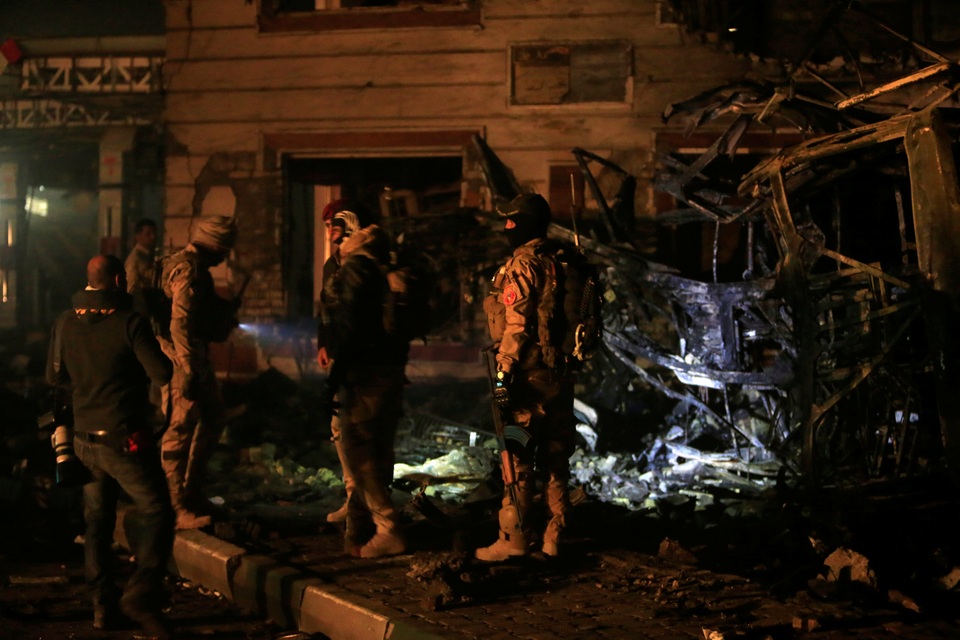 Trong khuôn viên của trạm xăng có một nhà hàng được du khách rất ưa chuộng. Giới chức cảnh sát cho biết 5 xe buýt chở các tín đồ Hồi giáo hành hương đã bốc cháy sau khi chiếc xe tải phát nổ.