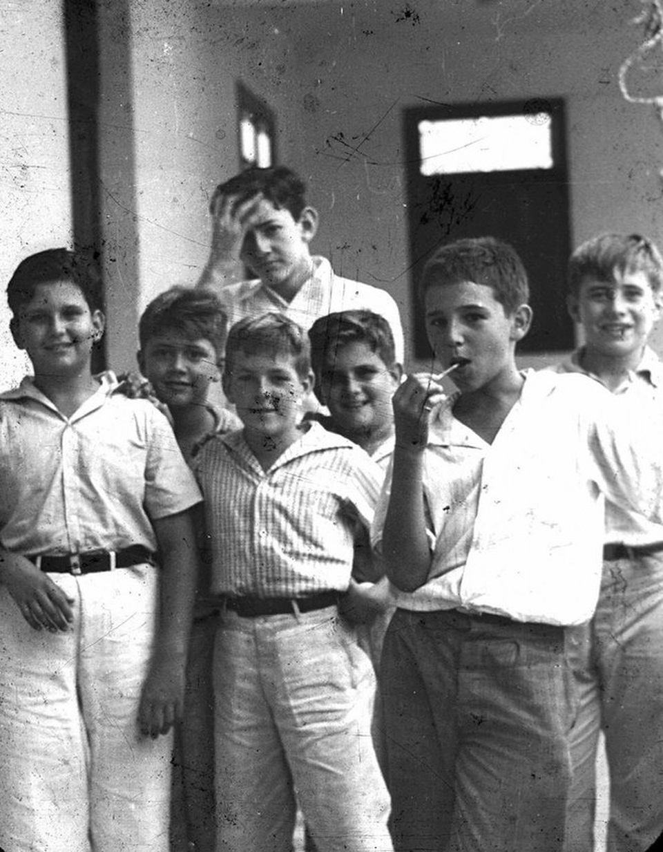Chân dung lãnh tụ kiệt xuất Fidel Castro qua ảnh - 1
Ông Fidel Castro sinh ngày 13/8/1926 trong một gia đình làm nghề trồng mía. Ngay từ nhỏ, Fidel đã tỏ rõ sự thông minh và sống có lý tưởng. Fidel tham gia hoạt động cách mạng từ khi còn rất trẻ. Trong ảnh: Fidel Castro (hàng đầu, ngoài cùng bên phải) chụp ảnh cùng các bạn tại trường Nuestra Senora de Dolores ở Santiago, Cuba năm 1940 (Ảnh: AFP)